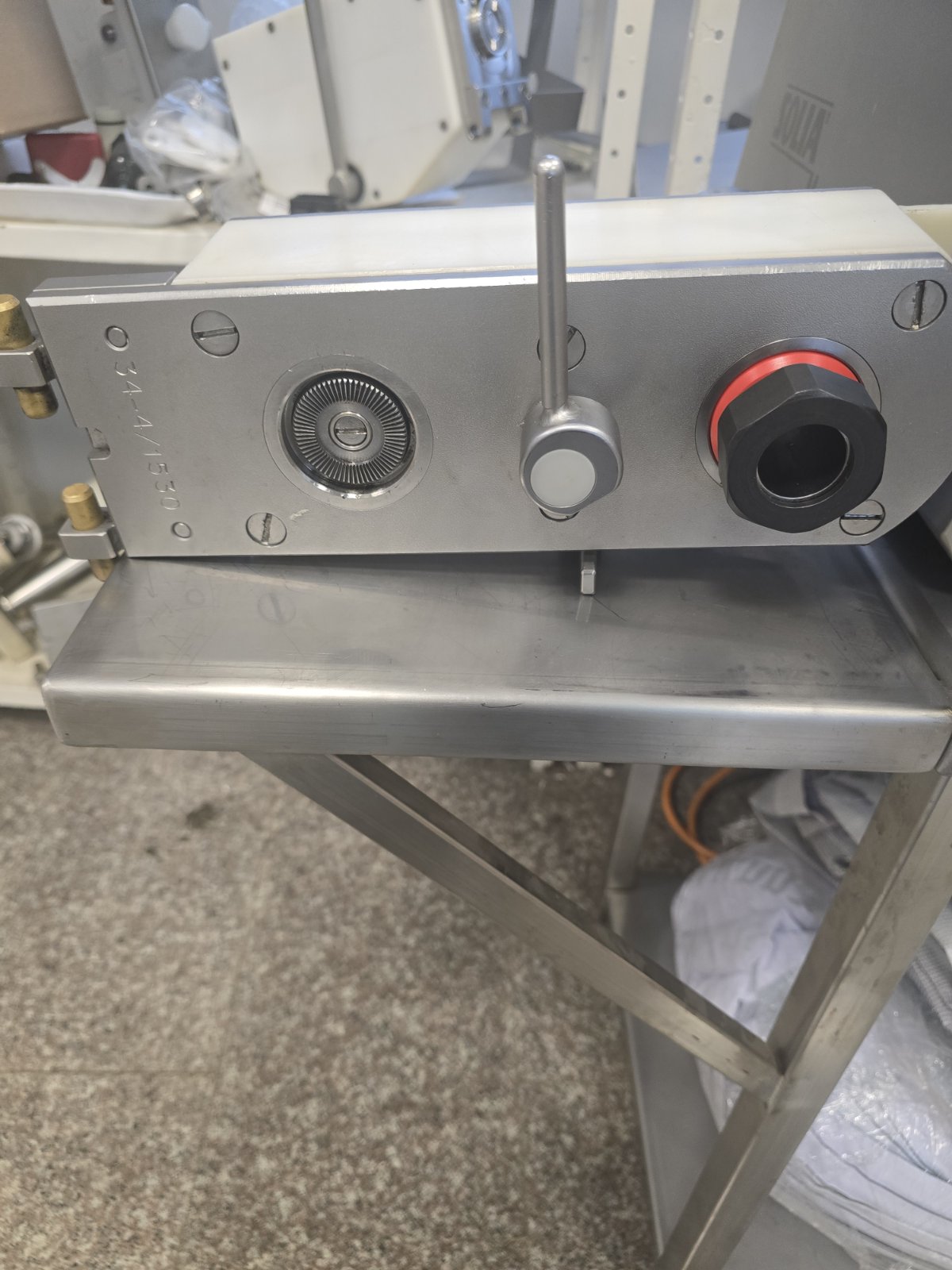 Twisting Device For Vacuum Fillers