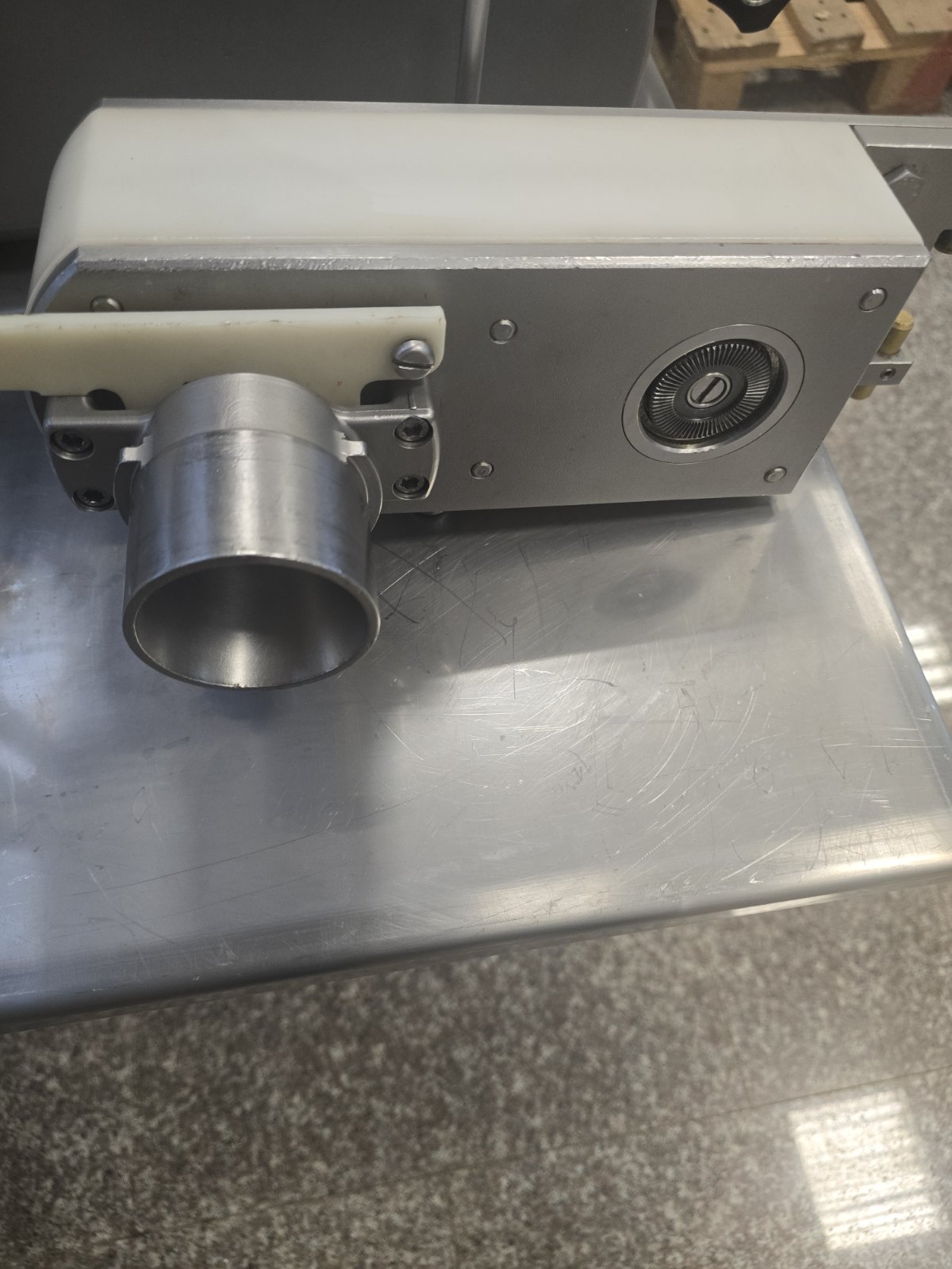 Twisting Device For Vacuum Fillers